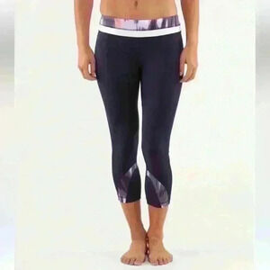 Lululemon Run: Inspire Crop II
Deep Indigo / Mirage Deep Indigo / White size 8